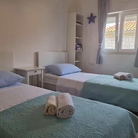 Cozy Apartments With Seafront Terraces Omis Room photo