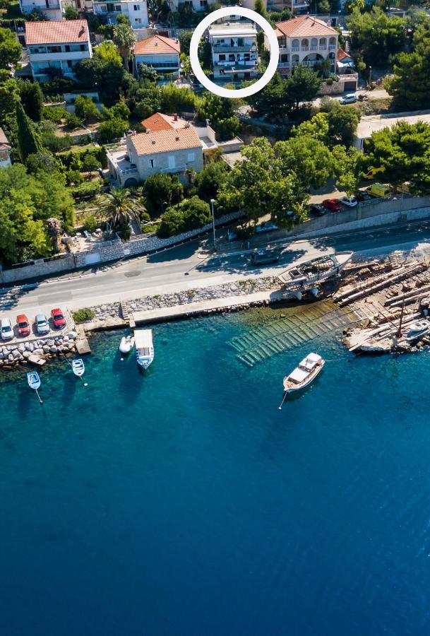Cozy Apartments With Seafront Terraces Omis Room photo