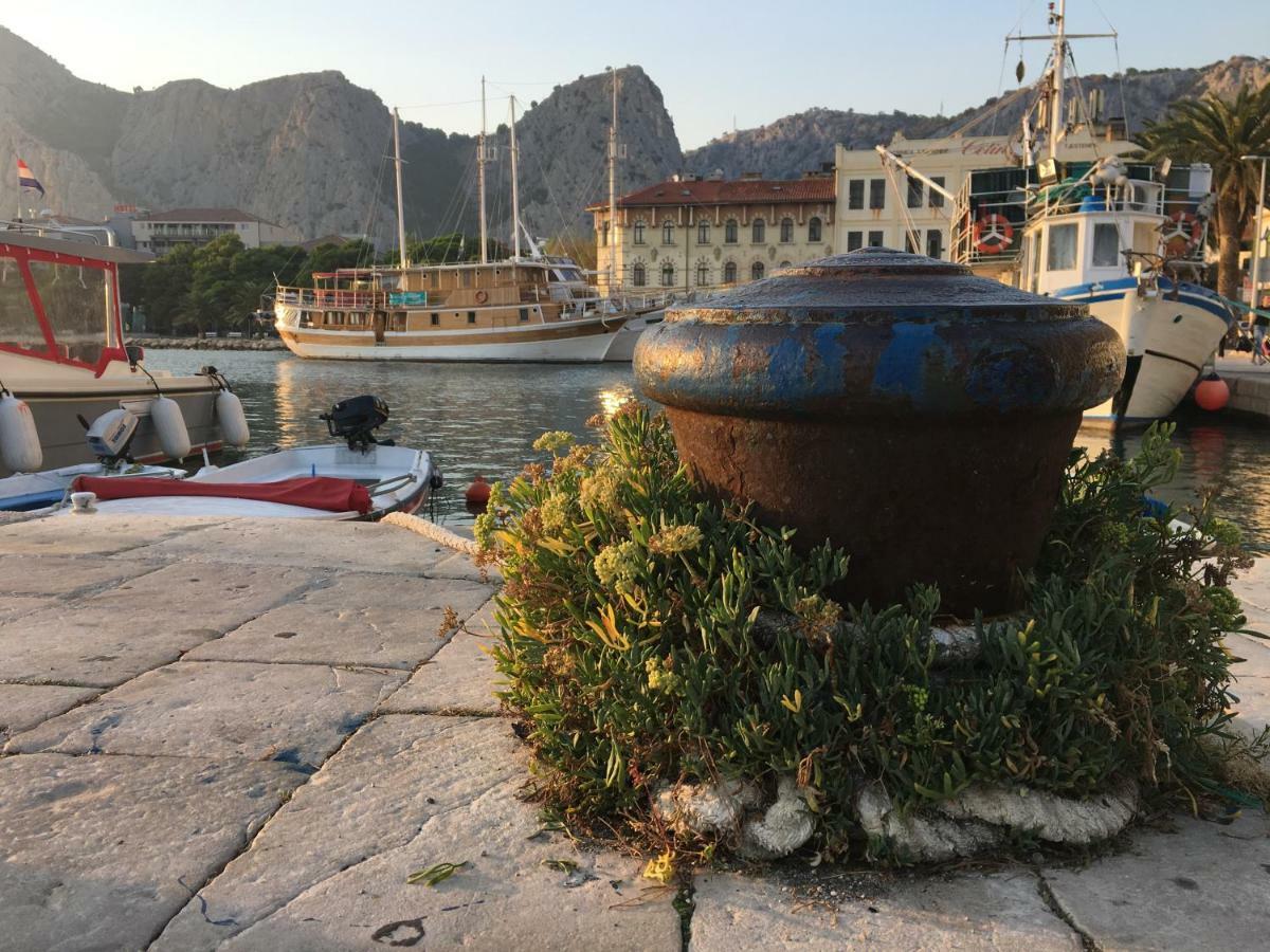 Cozy Apartments With Seafront Terraces Omis Exterior photo